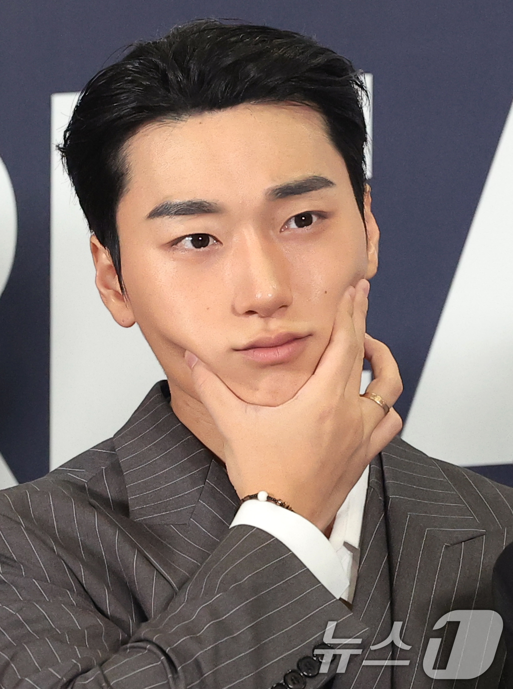 (고양=뉴스1) 권현진 기자 = 그룹 에이티즈의 산이 27일 오후 경기도 고양시 일산서구 킨텍스에서 열린 ‘2026 케이 월드 드림 어워즈(2026 KWDA)’ 시상식에서 포즈를 …