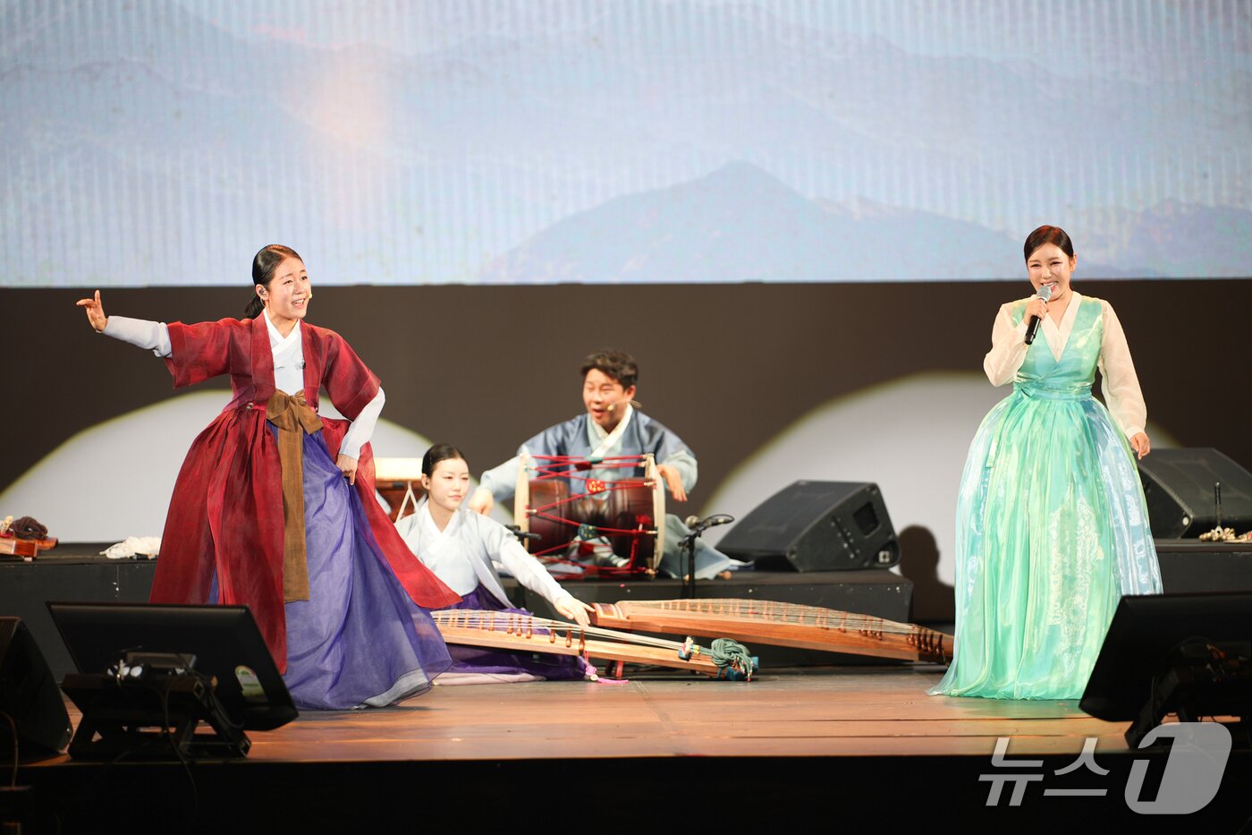 본문 이미지 - 2026 전주세계소리축제가 개막한 지난 12일 송가인이 개막공연에 참여했다.(전주세계소리축제 제공. 재판매 및 DB 금지)