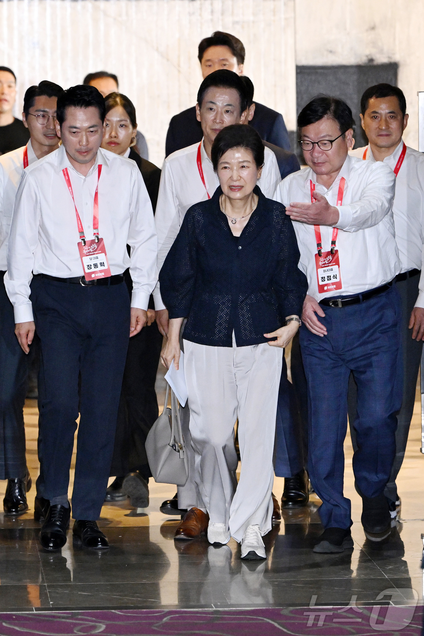 (고양=뉴스1) 황기선 기자 = 박근혜 전 대통령이 27일 오후 경기 고양시 소노캄 고양에서 열린 2026 국민의힘 국회의원 연찬회에 참석하고 있다.  (공동취재) 2026.8.2 …