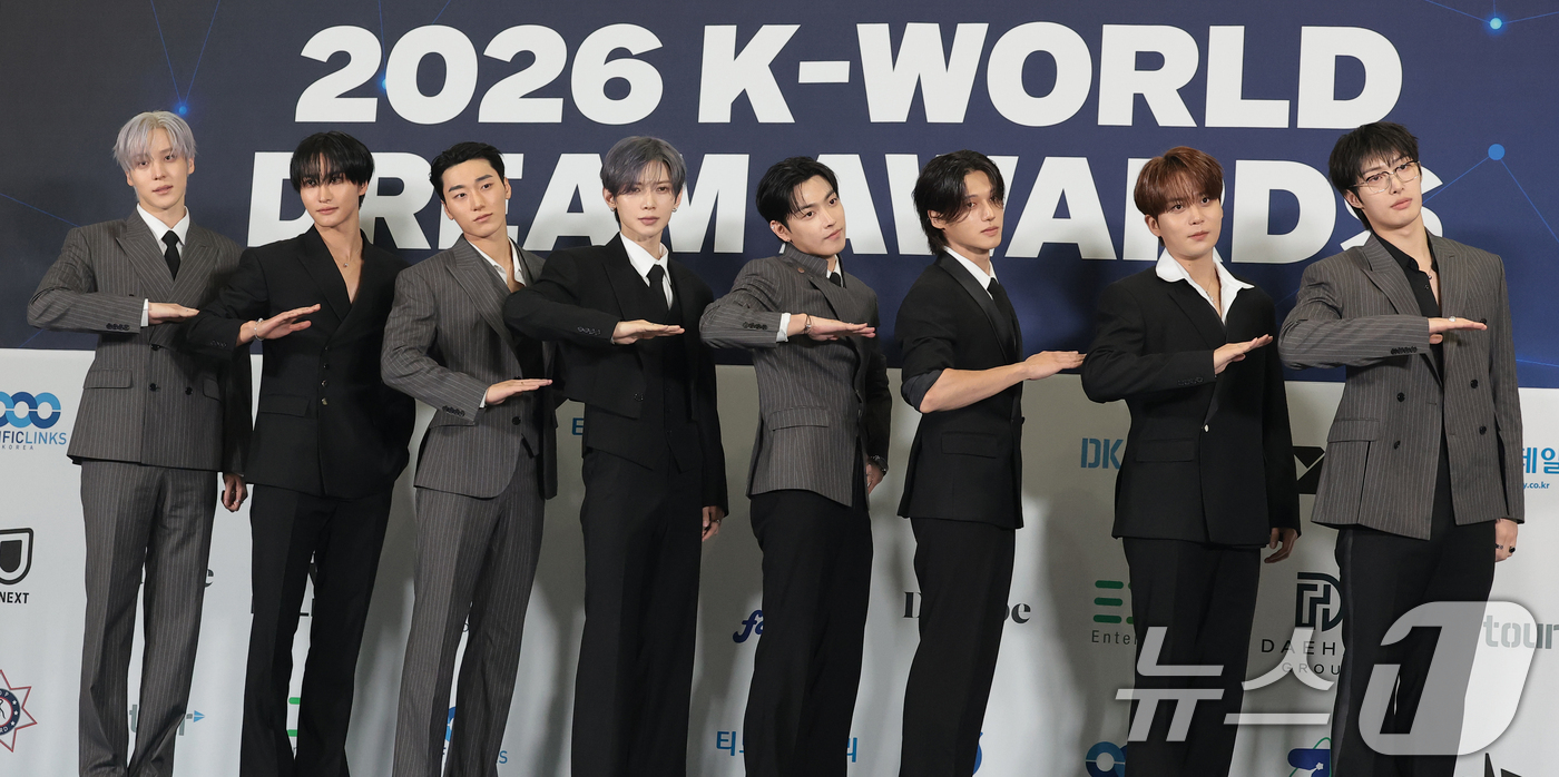 (고양=뉴스1) 권현진 기자 = 그룹 에이티즈의 윤호(왼쪽부터)와 성화, 산, 여상, 홍중, 우영, 종호, 민기가 27일 오후 경기도 고양시 일산서구 킨텍스에서 열린 ‘2026 케 …