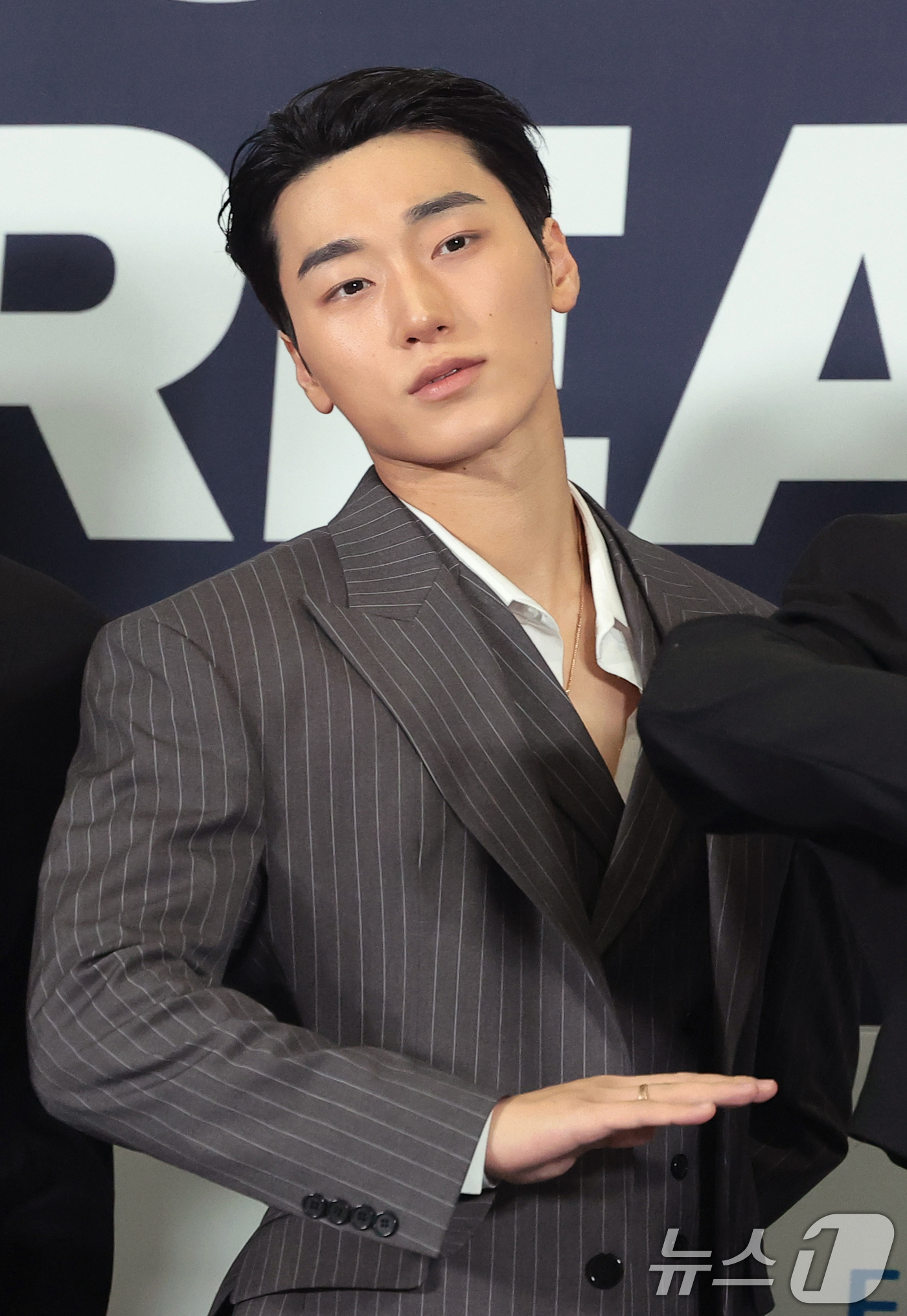 (고양=뉴스1) 권현진 기자 = 그룹 에이티즈의 산이 27일 오후 경기도 고양시 일산서구 킨텍스에서 열린 ‘2026 케이 월드 드림 어워즈(2026 KWDA)’ 시상식에서 포즈를 …