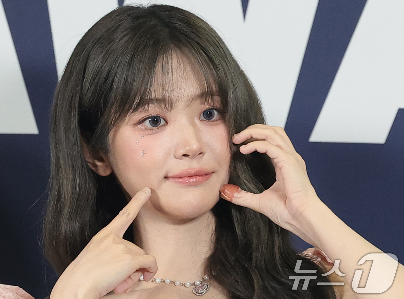 (고양=뉴스1) 권현진 기자 = QWER 쵸단이 27일 오후 경기도 고양시 일산서구 킨텍스에서 열린 ‘2026 케이 월드 드림 어워즈(2026 KWDA)’ 시상식에서 포즈를 취하고 …