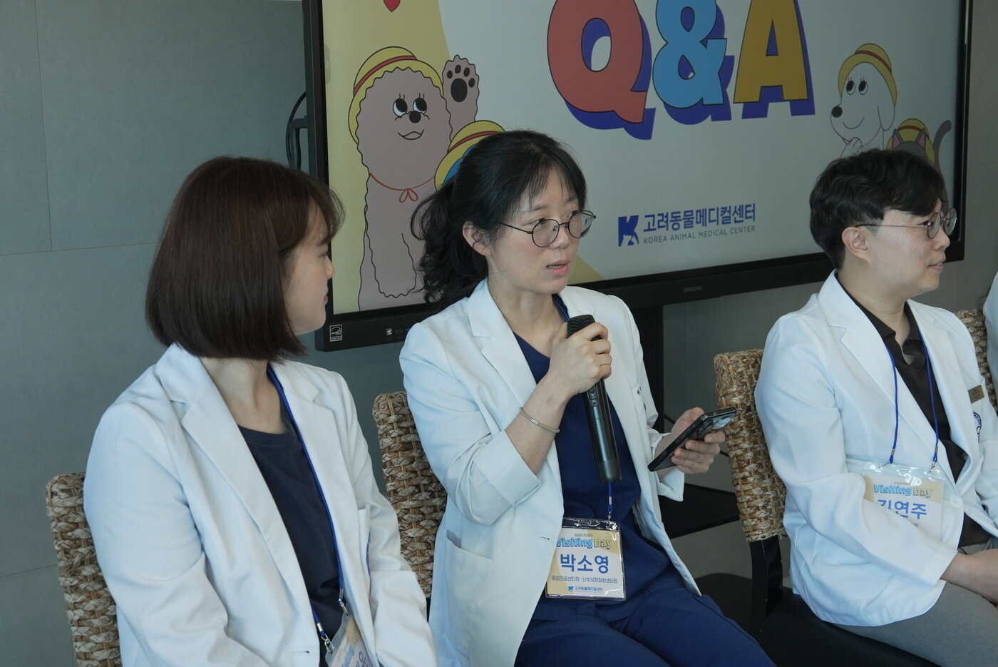 본문 이미지 - 박소영 고려동물메디컬센터 난치성장질환센터 원장이 비지팅데이 '벳 토크 타임'에서 임상 경험을 공유하고 있다(병원 제공). ⓒ 뉴스1
