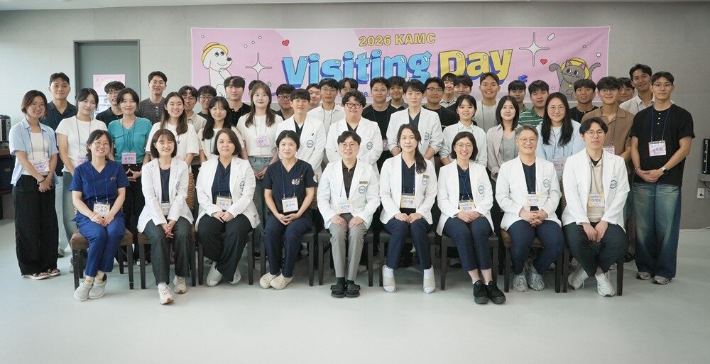 본문 이미지 - 고려동물메디컬센터 2026 비지팅데이 단체 사진(병원 제공) ⓒ 뉴스1