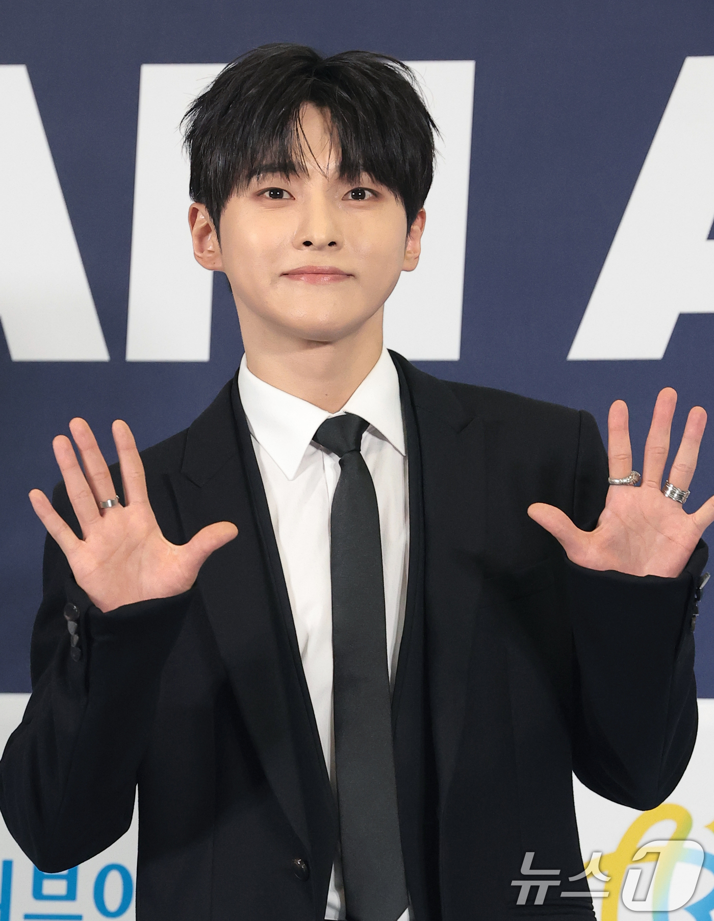 (고양=뉴스1) 권현진 기자 = 가수 성리가 27일 오후 경기도 고양시 일산서구 킨텍스에서 열린 ‘2026 케이 월드 드림 어워즈(2026 KWDA)’ 시상식에 참석해 포즈를 취하 …