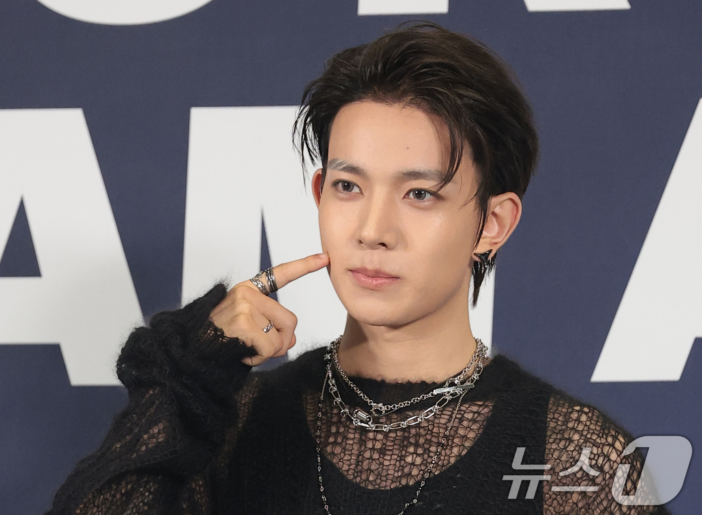 (고양=뉴스1) 권현진 기자 = 가수 에반이 27일 오후 경기도 고양시 일산서구 킨텍스에서 열린 ‘2026 케이 월드 드림 어워즈(2026 KWDA)’ 시상식에 참석해 포즈를 취하 …