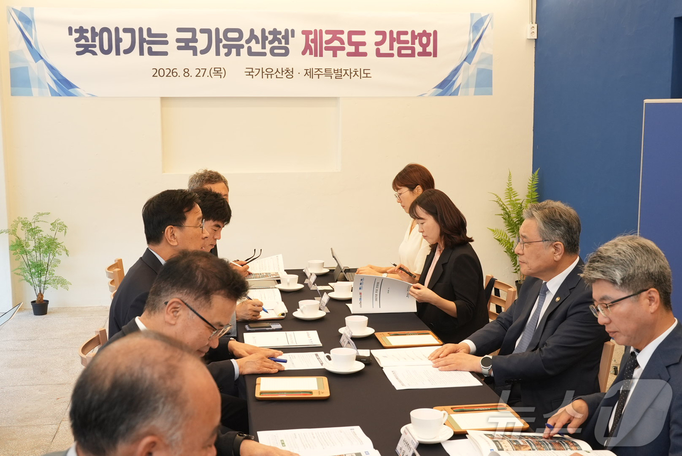 (서울=뉴스1) = 허민 국가유산청장이 27일 제주특별자치도 서귀포시에서 위성곤 제주특별자치도지사를 비롯한 관계자들과 만나 제주 지역 주요 국가유산 관리 현안에 대해 논의하고 있다 …