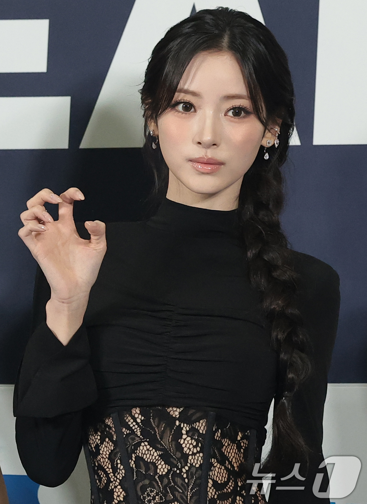 (고양=뉴스1) 권현진 기자 = 미야오 안나가 27일 오후 경기도 고양시 일산서구 킨텍스에서 열린 ‘2026 케이 월드 드림 어워즈(2026 KWDA)’ 시상식에 참석해 포즈를 취 …