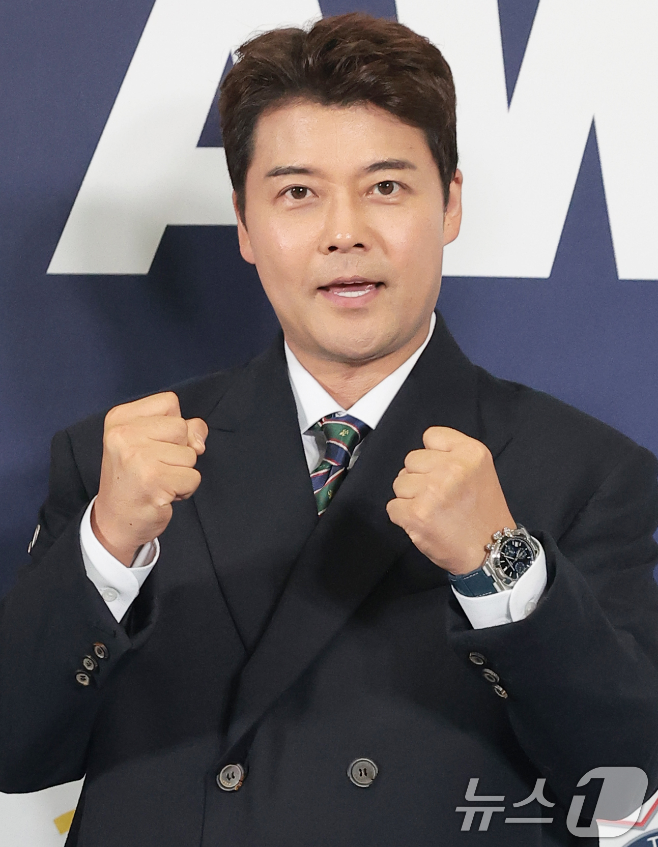 (고양=뉴스1) 권현진 기자 = MC 전현무가 27일 오후 경기도 고양시 일산서구 킨텍스에서 열린 ‘2026 케이 월드 드림 어워즈(2026 KWDA)’ 시상식에 참석해 포즈를 취 …