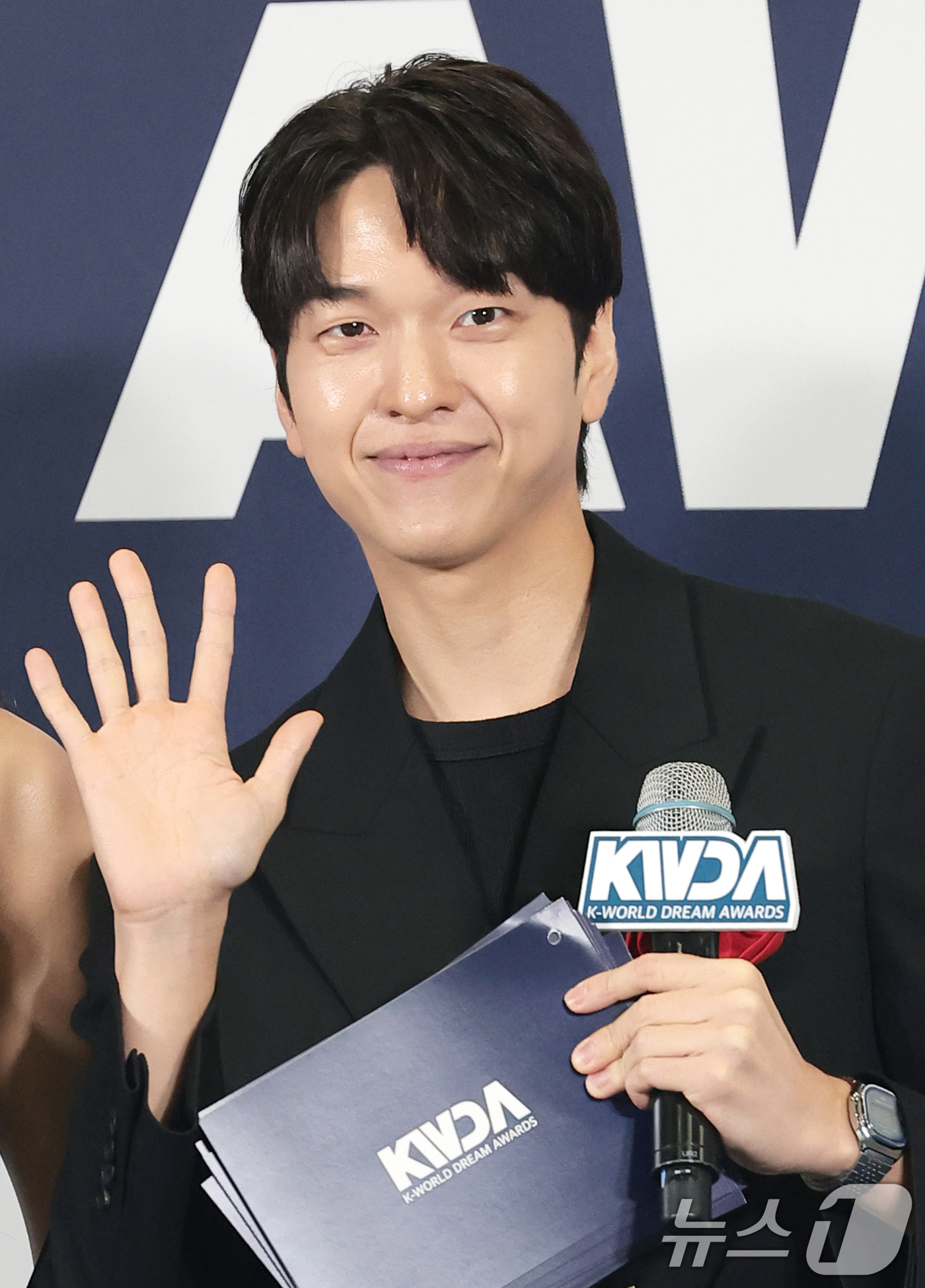 (고양=뉴스1) 권현진 기자 = 방송인 유재필이 27일 오후 경기도 고양시 일산서구 킨텍스에서 열린 ‘2026 케이 월드 드림 어워즈(2026 KWDA)’ 시상식에 참석해 포즈를 …