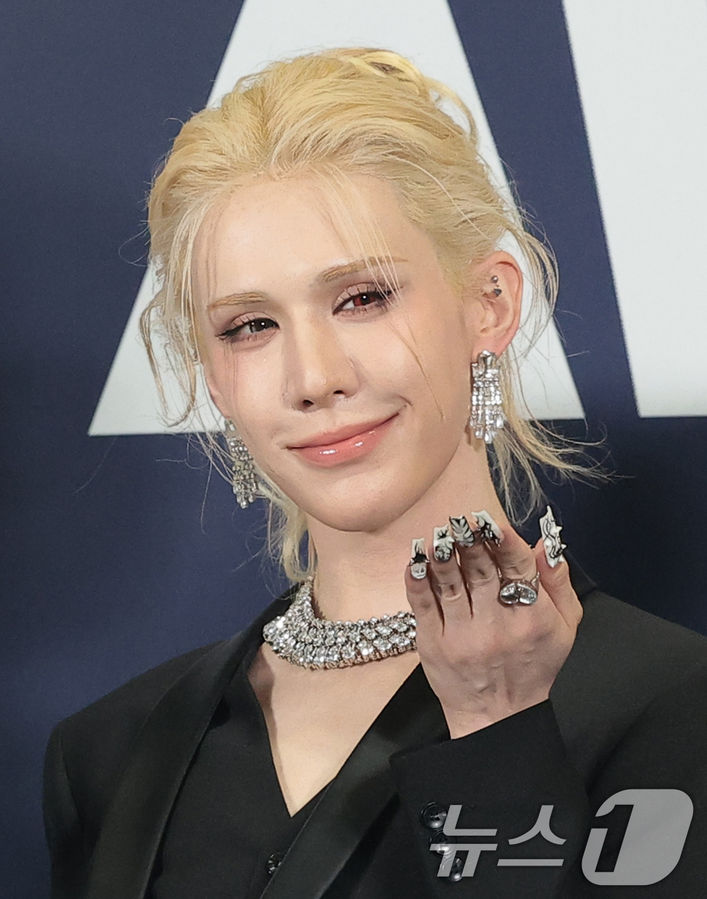 (고양=뉴스1) 권현진 기자 = 그룹 엑스러브 우무티가 27일 오후 경기도 고양시 일산서구 킨텍스에서 열린 ‘2026 케이 월드 드림 어워즈(2026 KWDA)’ 시상식에 참석하고 …