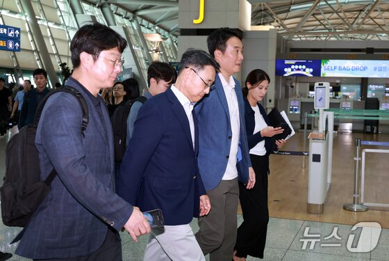 본문 이미지 - 정연인 두산에너빌리티 대표이사 부회장이 네팔 홍수 피해 대응 지원을 위해 출국했다./뉴스1 이호윤 기자