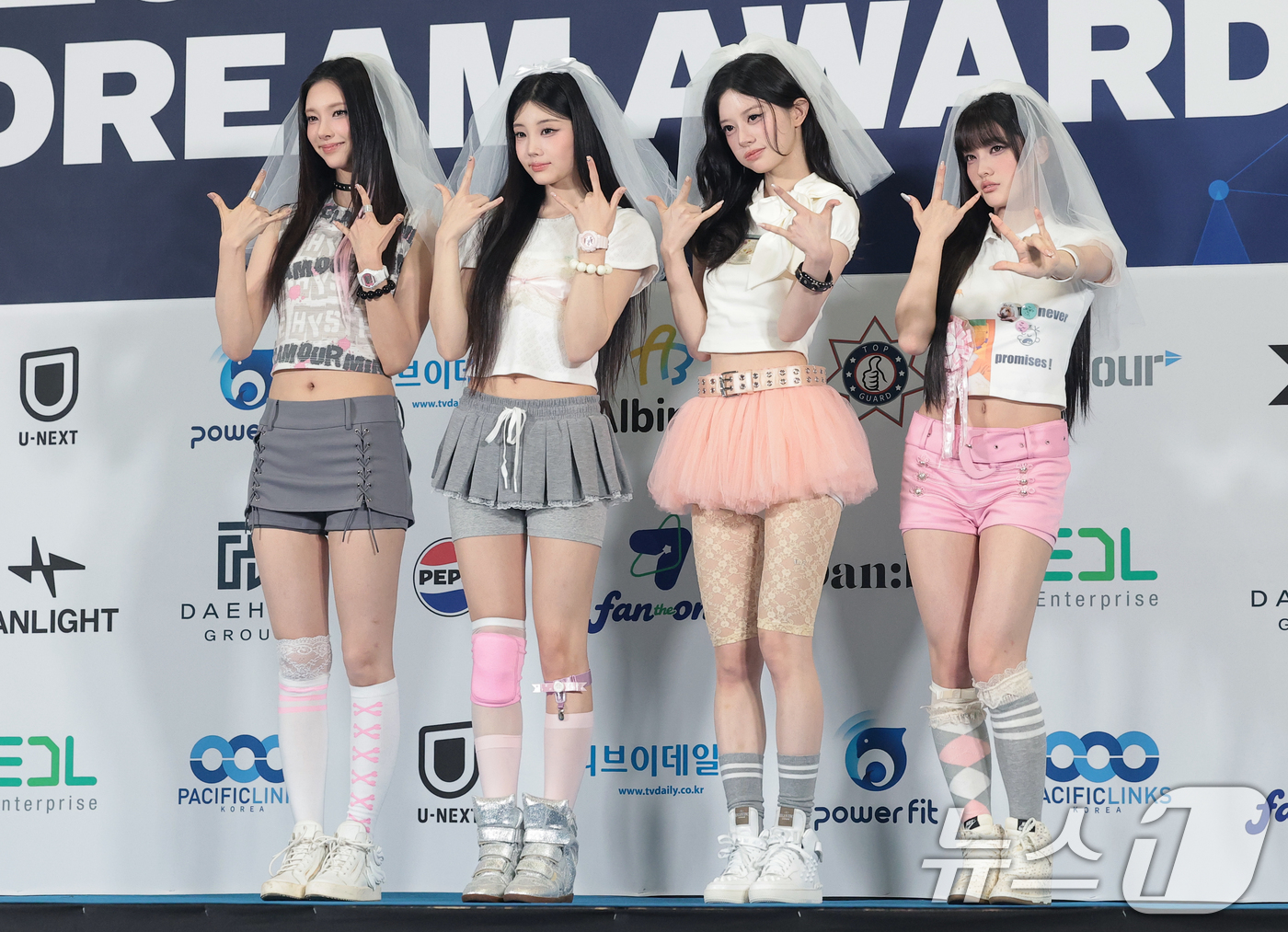 (고양=뉴스1) 권현진 기자 = 그룹 아일릿의 윤아(왼쪽부터)와 원이, 민주, 이로하가 27일 오후 경기도 고양시 일산서구 킨텍스에서 열린 ‘2026 케이 월드 드림 어워즈(202 …