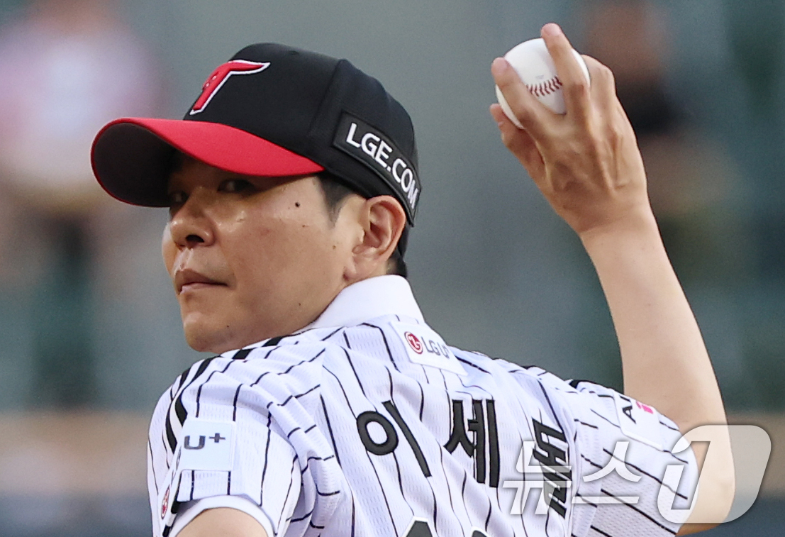 (서울=뉴스1) 오대일 기자 = 바둑계 전설 이세돌 9단이 27일 오후 서울 송파구 잠실야구장에서 열린 프로야구 '2026 신한은행 SOL KBO리그' NC 다이노스와 LG 트윈스 …