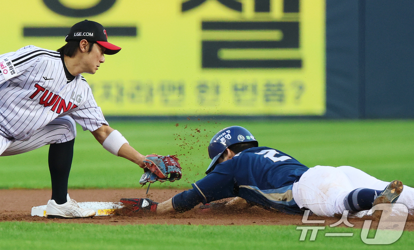 (서울=뉴스1) 오대일 기자 = 27일 오후 서울 송파구 잠실야구장에서 열린 프로야구 '2026 신한은행 SOL KBO리그' NC 다이노스와 LG 트윈스의 경기, 1회초 NC 공격 …