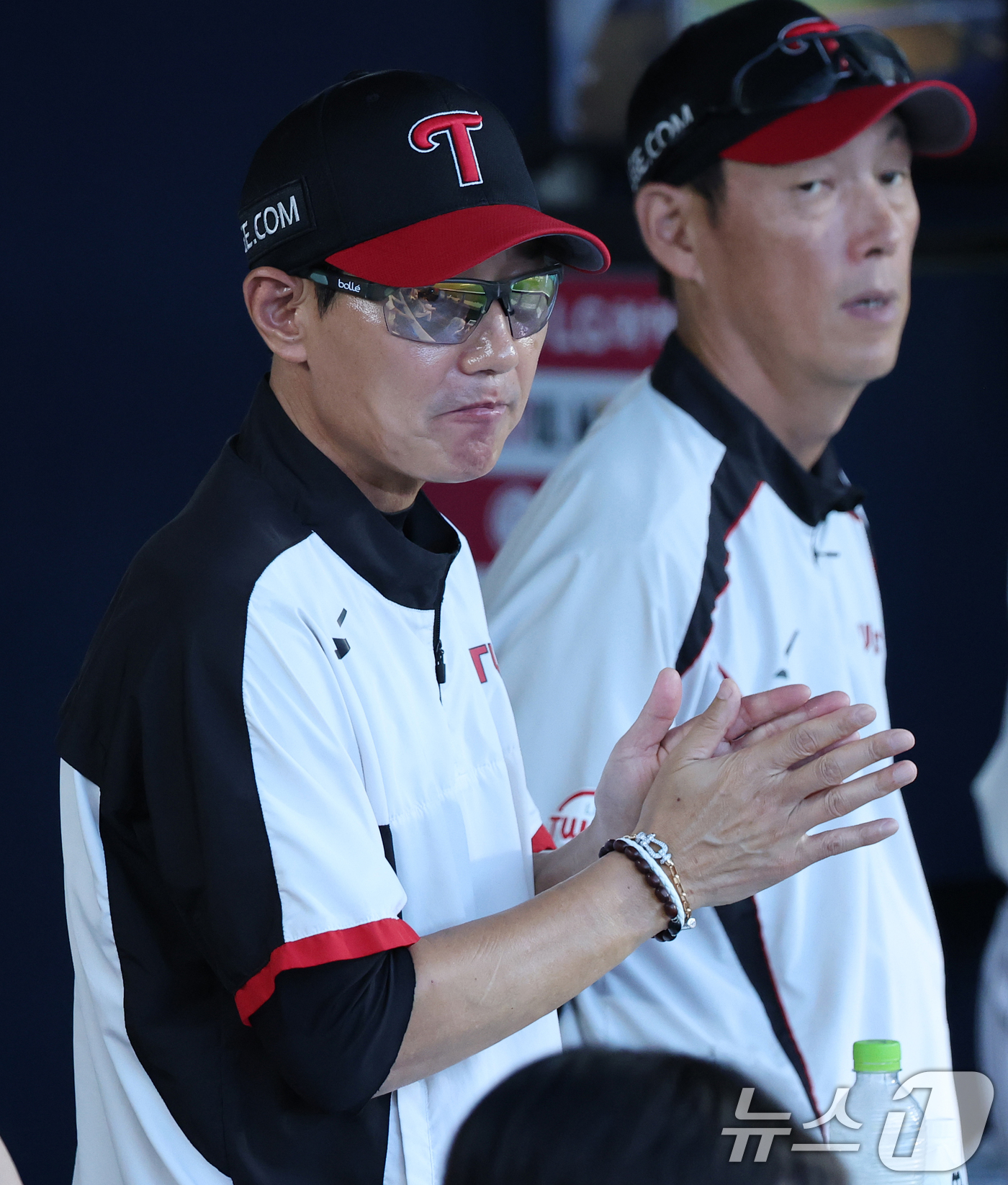 (서울=뉴스1) 오대일 기자 = 27일 오후 서울 송파구 잠실야구장에서 열린 프로야구 '2026 신한은행 SOL KBO리그' NC 다이노스와 LG 트윈스의 경기에서 LG 염경엽 감 …