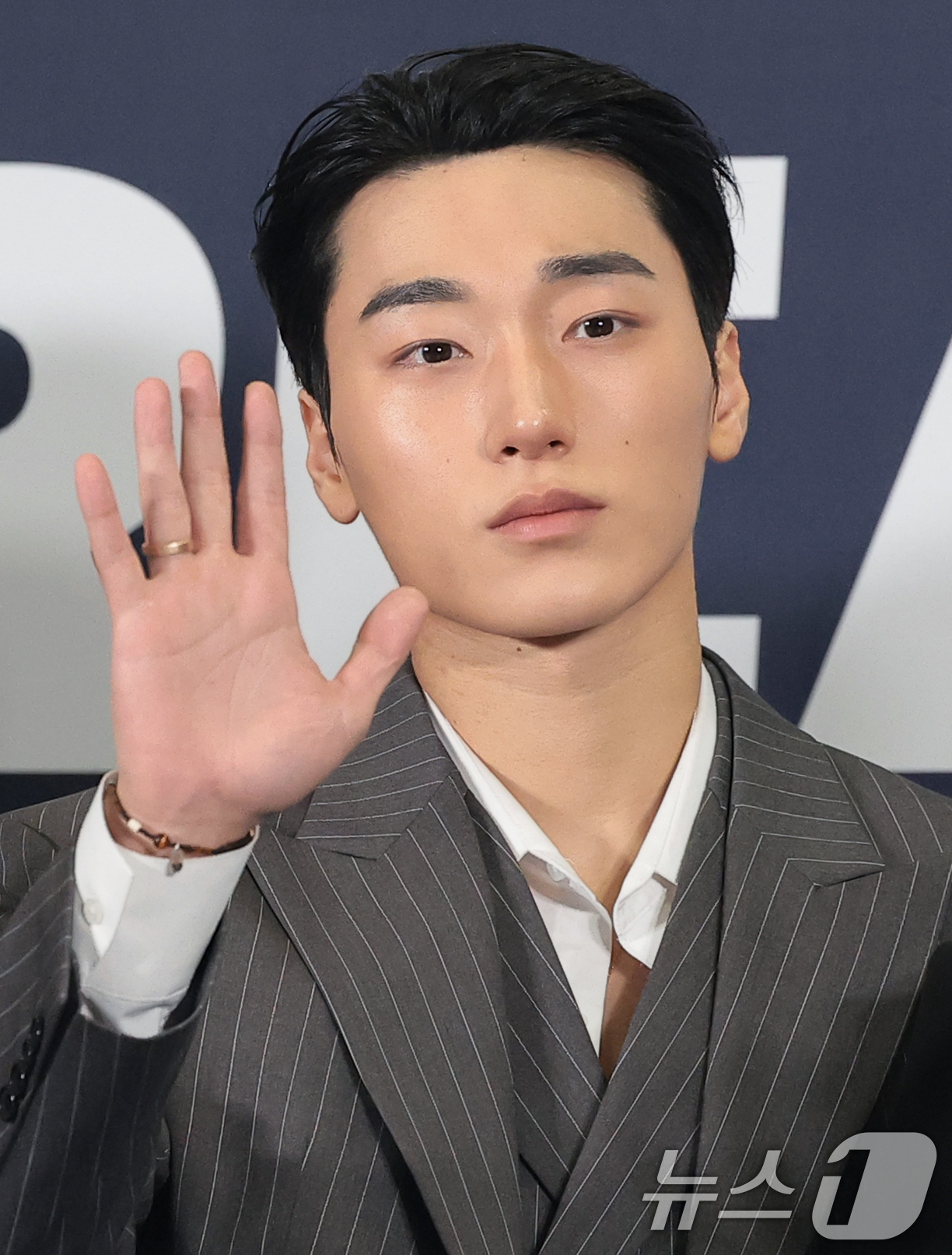 (고양=뉴스1) 권현진 기자 = 그룹 에이티즈 산이 27일 오후 경기도 고양시 일산서구 킨텍스에서 열린 ‘2026 케이 월드 드림 어워즈(2026 KWDA)’ 시상식에 참석해 포즈 …