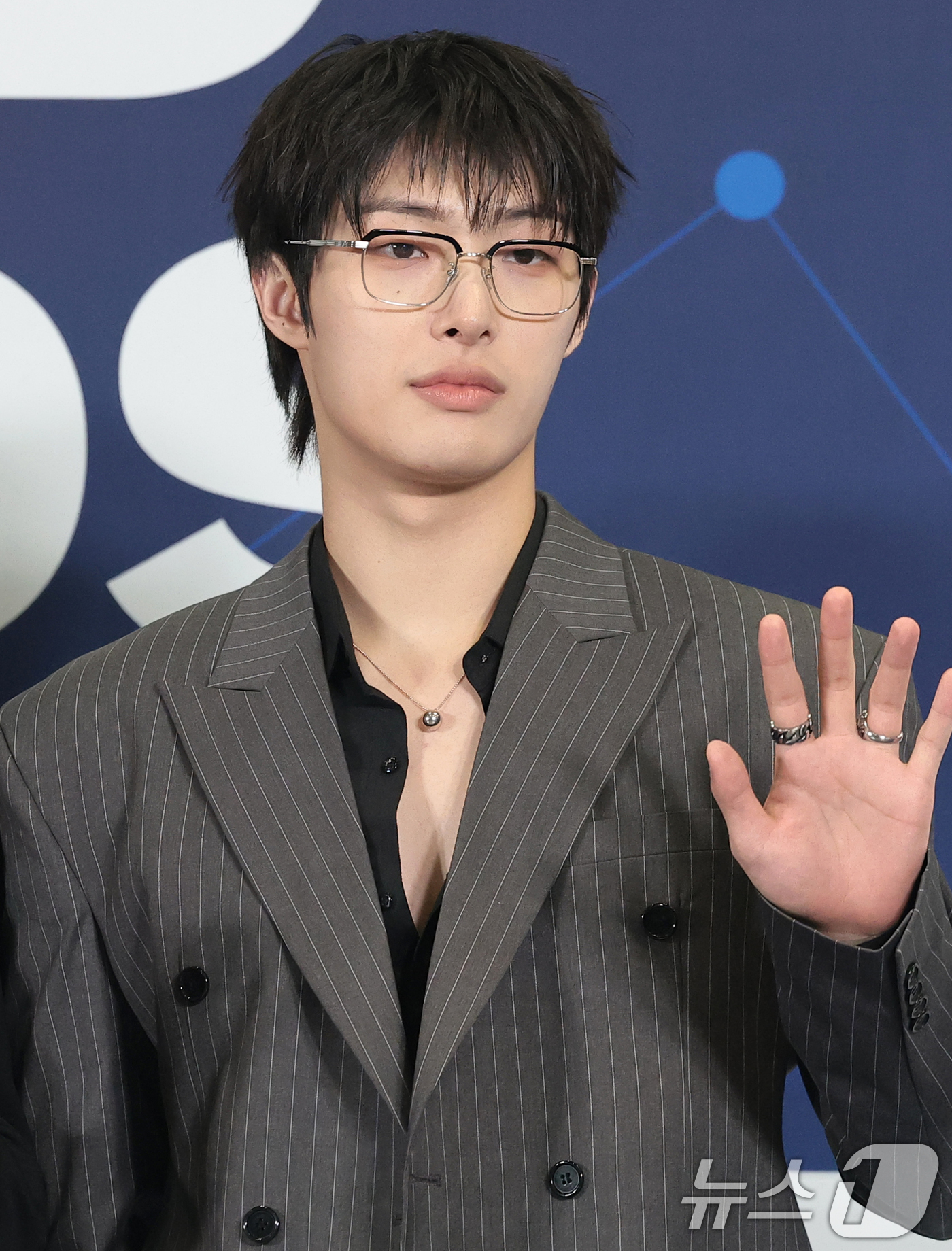 (고양=뉴스1) 권현진 기자 = 그룹 에이티즈 민기가 27일 오후 경기도 고양시 일산서구 킨텍스에서 열린 ‘2026 케이 월드 드림 어워즈(2026 KWDA)’ 시상식에 참석해 포 …