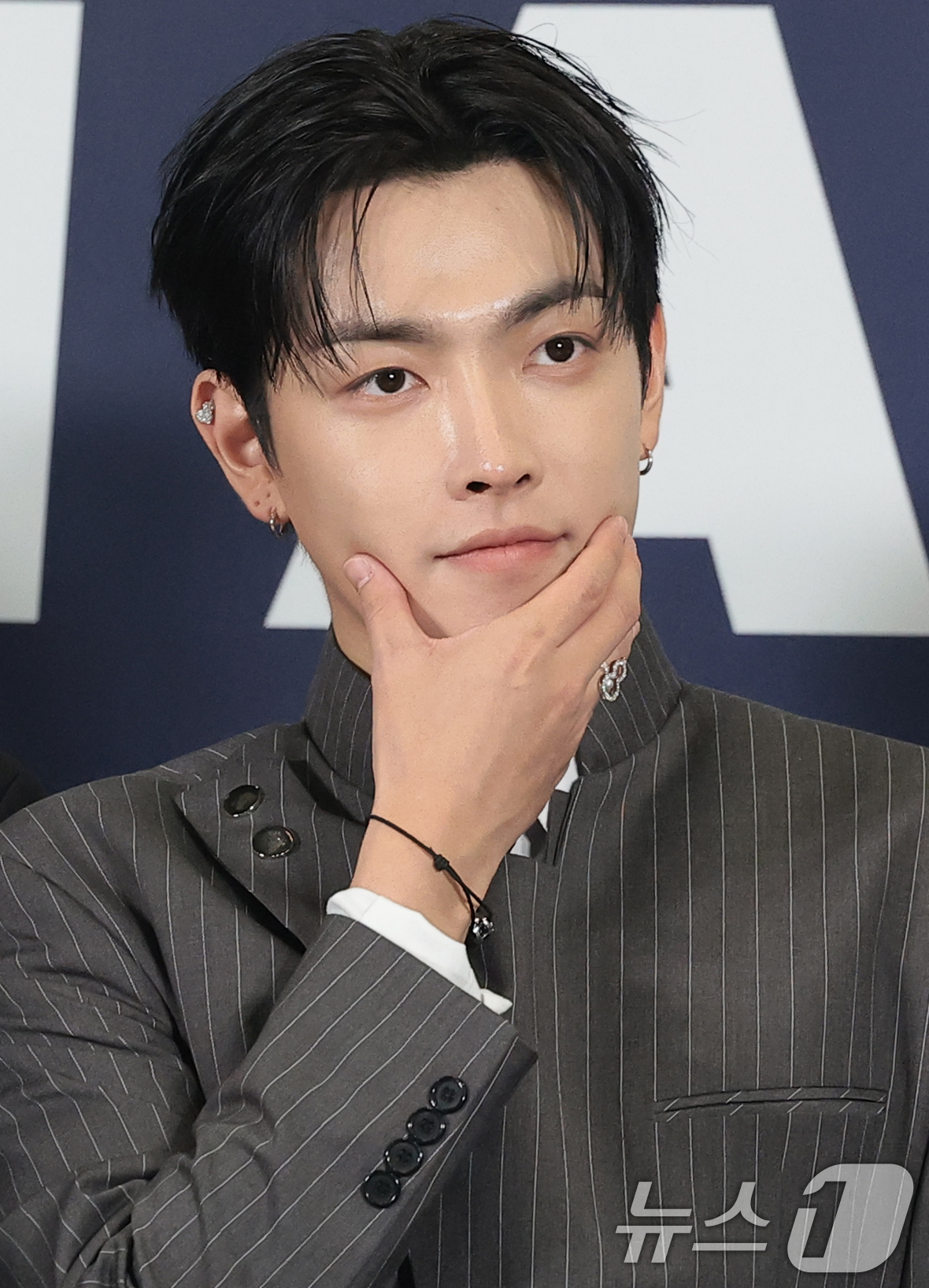 (고양=뉴스1) 권현진 기자 = 그룹 에이티즈 홍중이 27일 오후 경기도 고양시 일산서구 킨텍스에서 열린 ‘2026 케이 월드 드림 어워즈(2026 KWDA)’ 시상식에 참석해 포 …