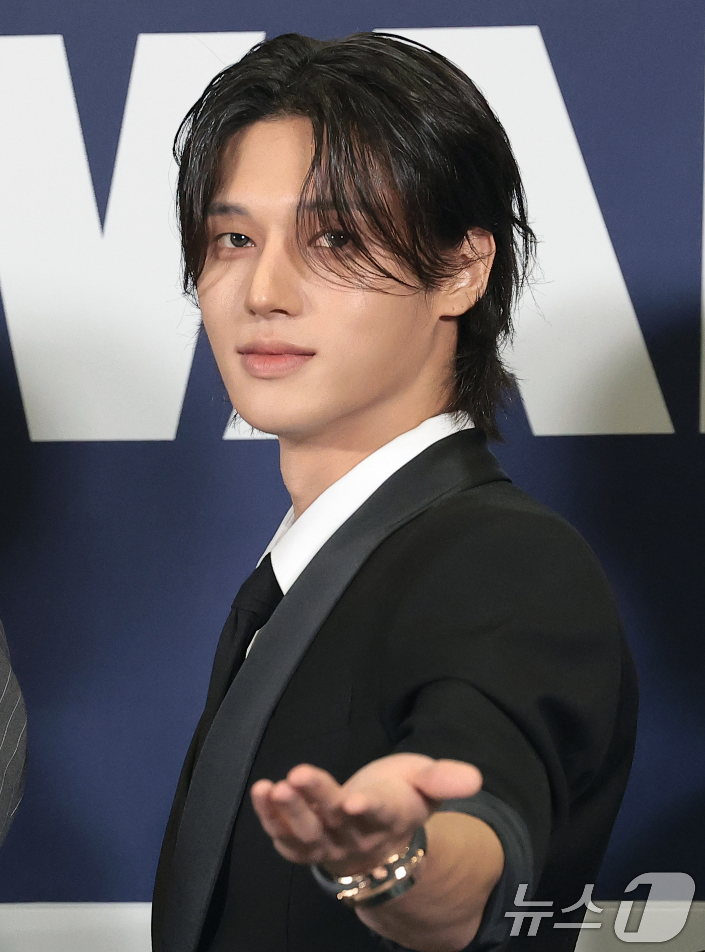 (고양=뉴스1) 권현진 기자 = 그룹 에이티즈 우영이 27일 오후 경기도 고양시 일산서구 킨텍스에서 열린 ‘2026 케이 월드 드림 어워즈(2026 KWDA)’ 시상식에 참석해 포 …