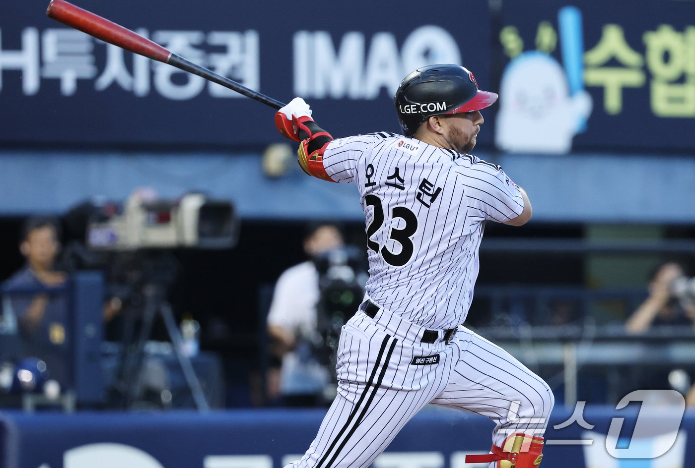 (서울=뉴스1) 오대일 기자 = 27일 오후 서울 송파구 잠실야구장에서 열린 프로야구 '2026 신한은행 SOL KBO리그' NC 다이노스와 LG 트윈스의 경기, 1회말 LG 공격 …