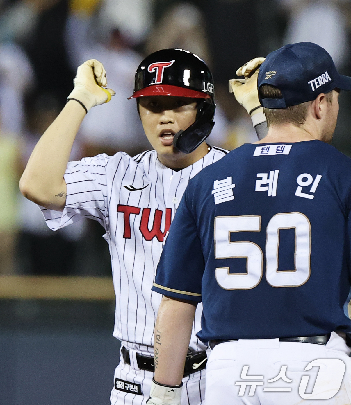 (서울=뉴스1) 오대일 기자 = 27일 오후 서울 송파구 잠실야구장에서 열린 프로야구 '2026 신한은행 SOL KBO리그' NC 다이노스와 LG 트윈스의 경기, 3회말 LG 공격 …