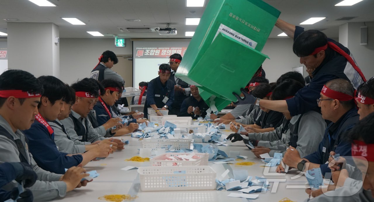 (울산=뉴스1) 박정현 기자 = HD현대중공업 노조가 27일 울산 사업장 안에서 올해 임단협 난항에 따른 전체 조합원 파업 찬반투표를 개표하고 있다.노조는 지난 25일부터 이날까지 …