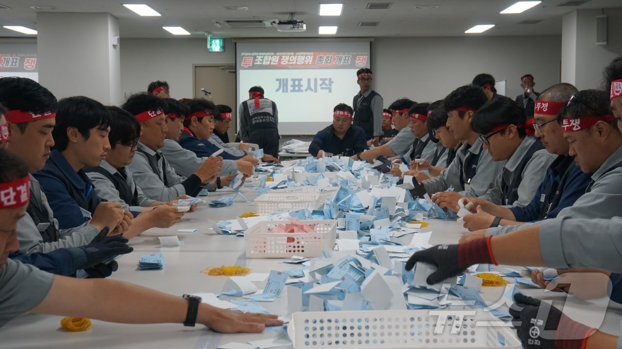 (울산=뉴스1) 박정현 기자 = HD현대중공업 노조가 27일 울산 사업장 안에서 올해 임단협 난항에 따른 전체 조합원 파업 찬반투표를 개표하고 있다.노조는 지난 25일부터 이날까지 …