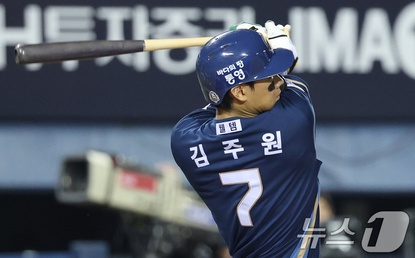 본문 이미지 - 27일 오후 서울 송파구 잠실야구장에서 열린 프로야구 '2026 신한은행 SOL KBO리그' NC 다이노스와 LG 트윈스의 경기, 6회초 NC공격 2사 2루 상황에서 김주원이 1타점 적시타를 때리고 있다. 2026.8.27 ⓒ 뉴스1 오대일 기자