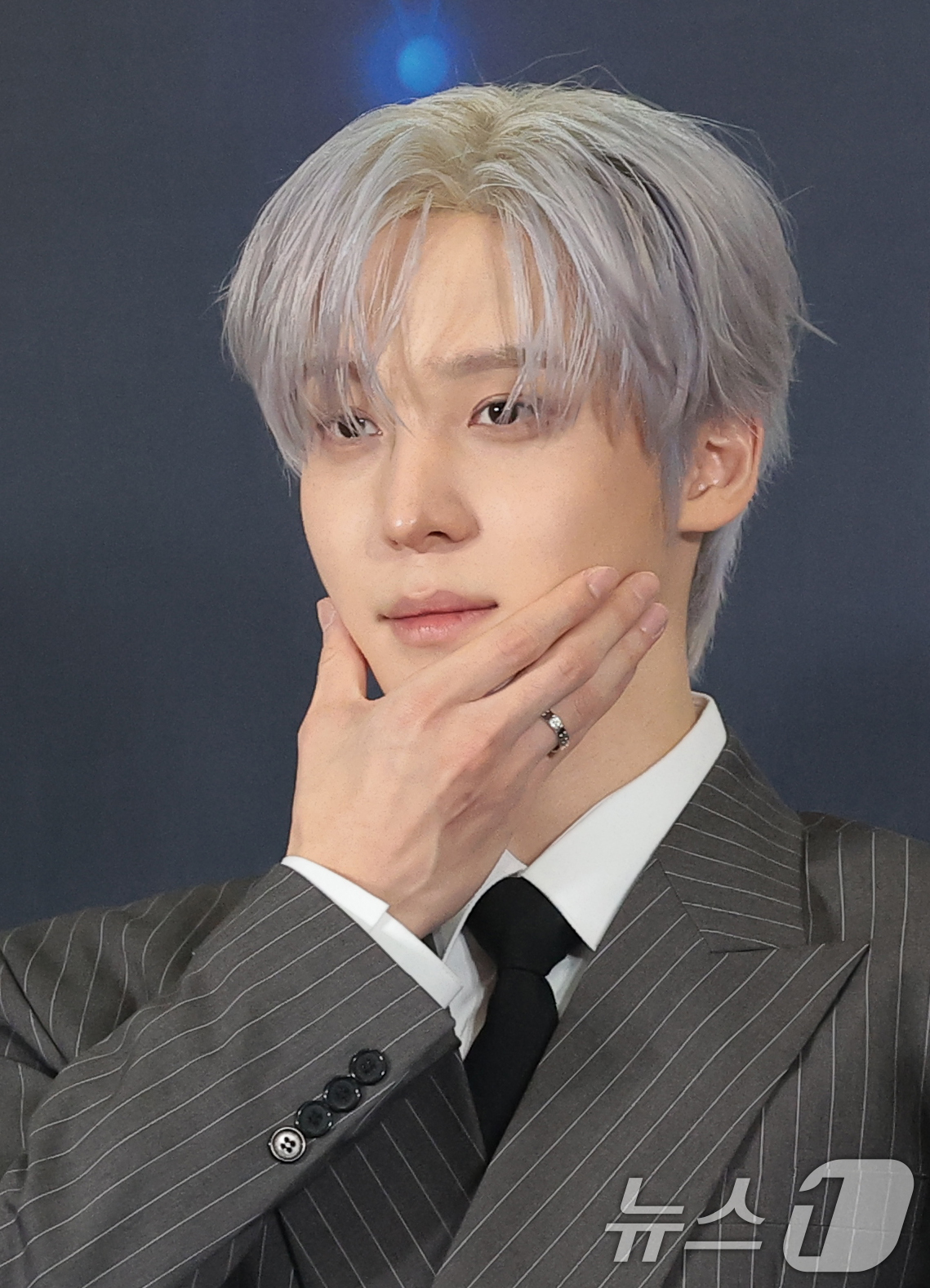 (고양=뉴스1) 권현진 기자 = 그룹 에이티즈 윤호가 27일 오후 경기도 고양시 일산서구 킨텍스에서 열린 ‘2026 케이 월드 드림 어워즈(2026 KWDA)’ 시상식에 참석해 포 …