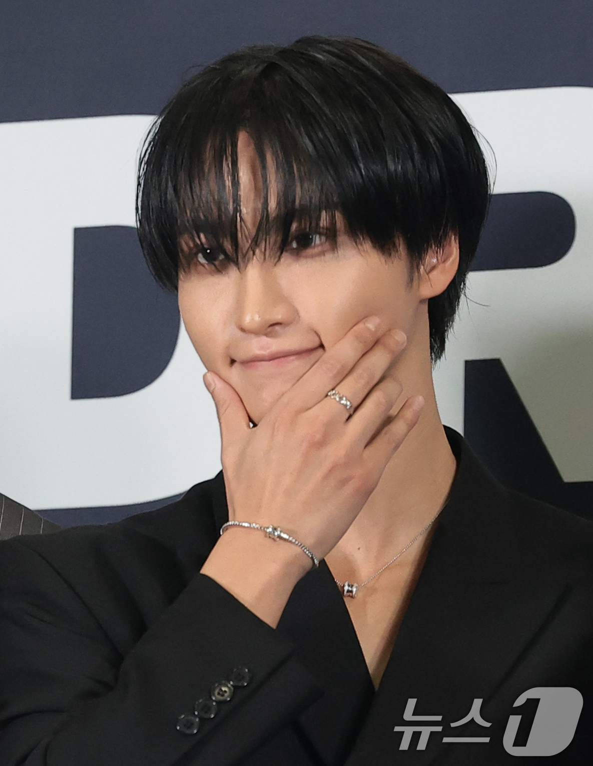 (고양=뉴스1) 권현진 기자 = 그룹 에이티즈 성화가 27일 오후 경기도 고양시 일산서구 킨텍스에서 열린 ‘2026 케이 월드 드림 어워즈(2026 KWDA)’ 시상식에 참석해 포 …