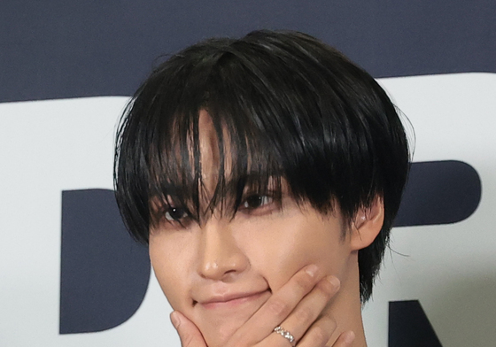 포즈 취하는 에이티즈 성화