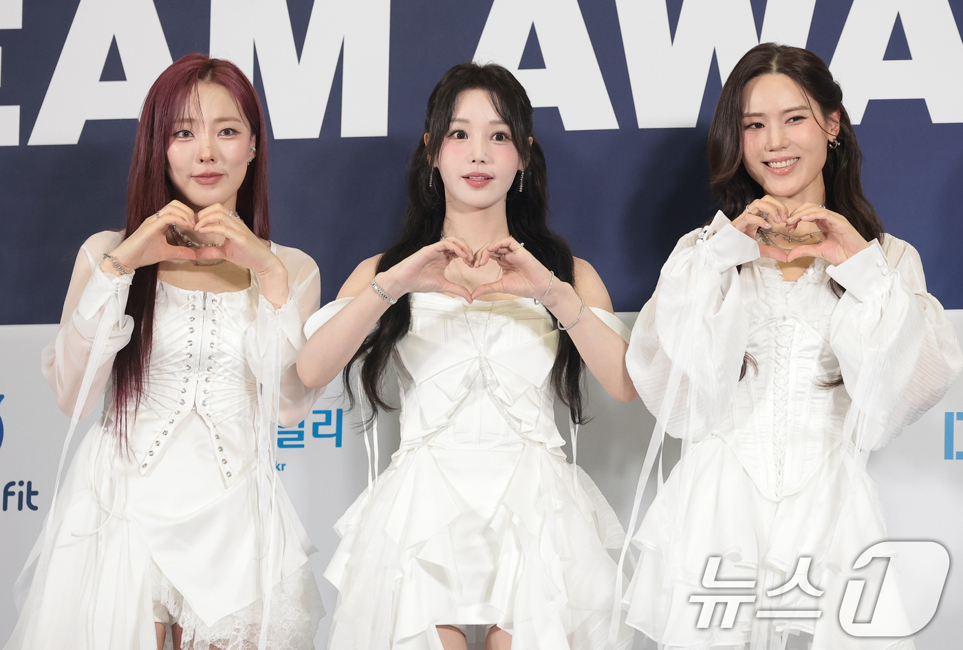 (고양=뉴스1) 권현진 기자 = 그룹 씨야의 이보람(왼쪽부터)과 남규리, 김연지가 27일 오후 경기도 고양시 일산서구 킨텍스에서 열린 ‘2026 케이 월드 드림 어워즈(2026 K …