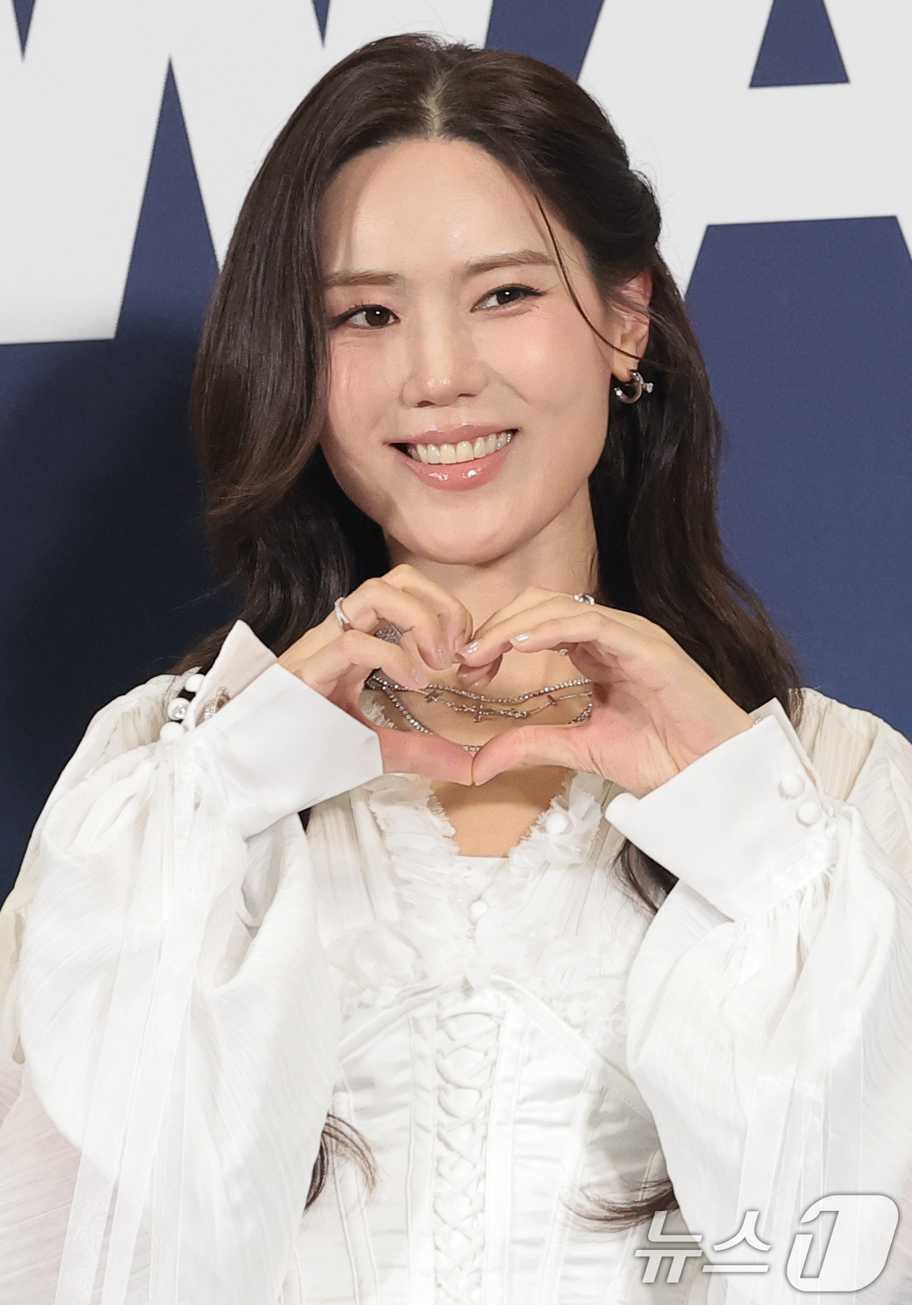 (고양=뉴스1) 권현진 기자 = 그룹 씨야의 김연지가 27일 오후 경기도 고양시 일산서구 킨텍스에서 열린 ‘2026 케이 월드 드림 어워즈(2026 KWDA)’ 시상식에 참석해 포 …