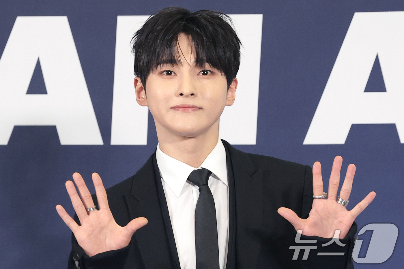 (고양=뉴스1) 권현진 기자 = 가수 성리가 27일 오후 경기도 고양시 일산서구 킨텍스에서 열린 ‘2026 케이 월드 드림 어워즈(2026 KWDA)’ 시상식에서 포즈를 취하고 있 …