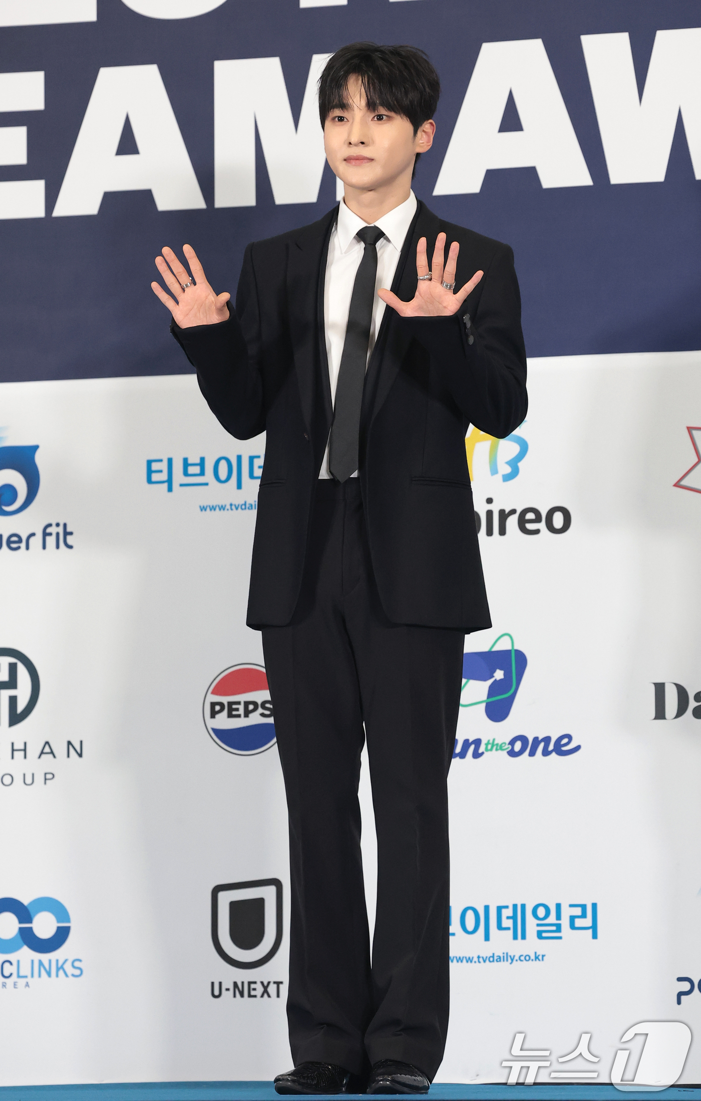 (고양=뉴스1) 권현진 기자 = 가수 성리가 27일 오후 경기도 고양시 일산서구 킨텍스에서 열린 ‘2026 케이 월드 드림 어워즈(2026 KWDA)’ 시상식에서 포즈를 취하고 있 …