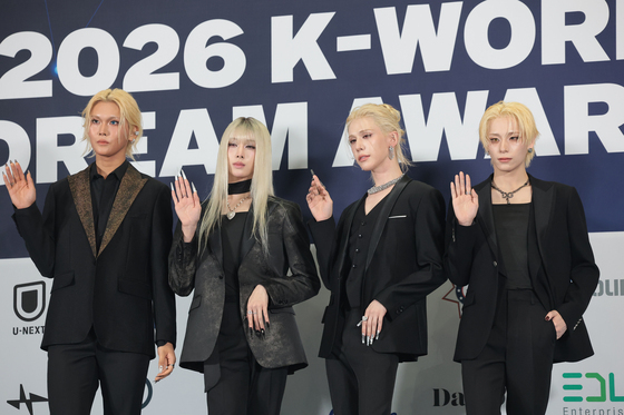 포즈 취하는 엑스러브