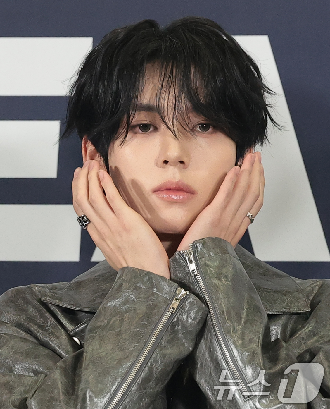 (고양=뉴스1) 권현진 기자 = 그룹 앤더블 한유진이 27일 오후 경기도 고양시 일산서구 킨텍스에서 열린 ‘2026 케이 월드 드림 어워즈(2026 KWDA)’ 시상식에서 포즈를 …