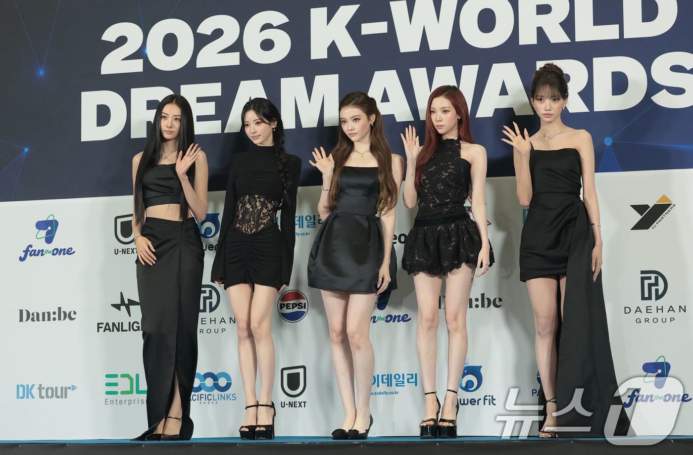 (고양=뉴스1) 권현진 기자 = 그룹 미야오 가원(왼쪽부터)과 안나, 엘라, 나린, 수인이 27일 오후 경기도 고양시 일산서구 킨텍스에서 열린 ‘2026 케이 월드 드림 어워즈(2 …