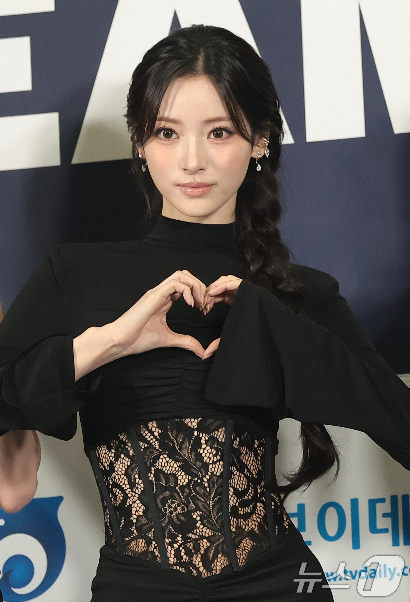 (고양=뉴스1) 권현진 기자 = 그룹 미야오 안나가 27일 오후 경기도 고양시 일산서구 킨텍스에서 열린 ‘2026 케이 월드 드림 어워즈(2026 KWDA)’ 시상식에서 인사를 하 …