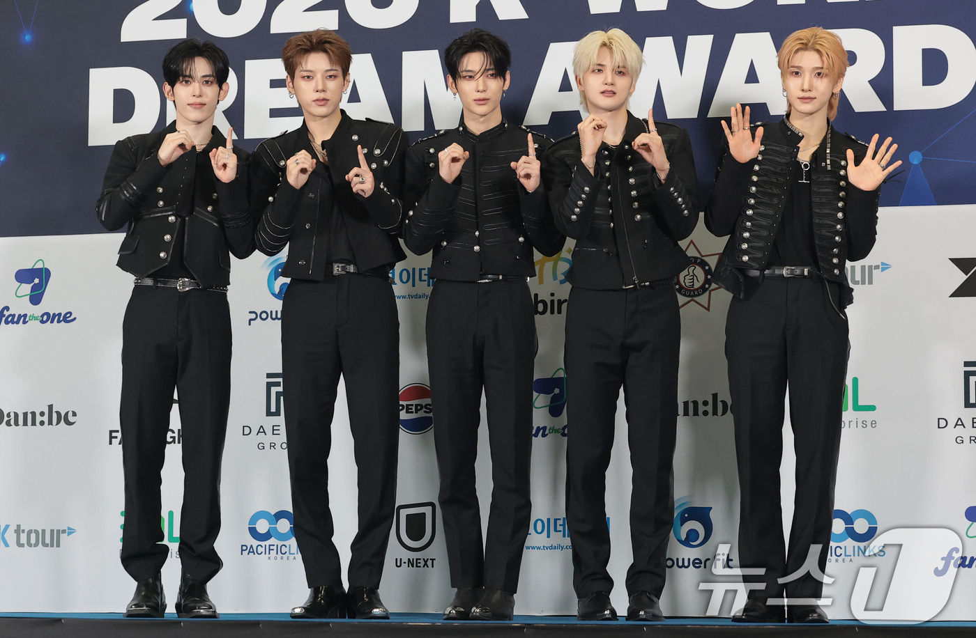 (고양=뉴스1) 권현진 기자 = 그룹 나우즈가 27일 오후 경기도 고양시 일산서구 킨텍스에서 열린 ‘2026 케이 월드 드림 어워즈(2026 KWDA)’ 시상식에서 인사를 하고 있 …