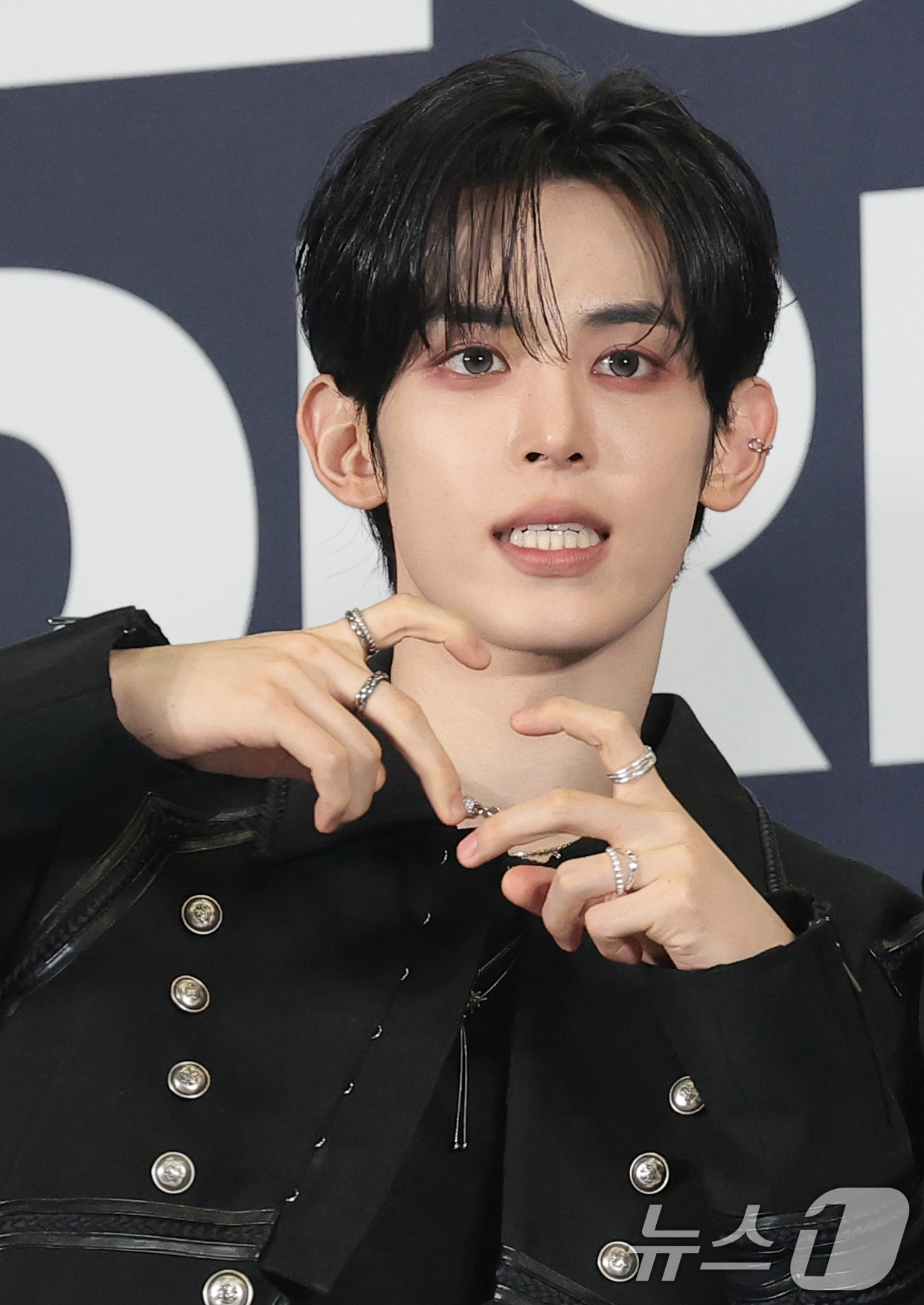 (고양=뉴스1) 권현진 기자 = 그룹 나우즈 현빈이 27일 오후 경기도 고양시 일산서구 킨텍스에서 열린 ‘2026 케이 월드 드림 어워즈(2026 KWDA)’ 시상식에서 인사를 하 …