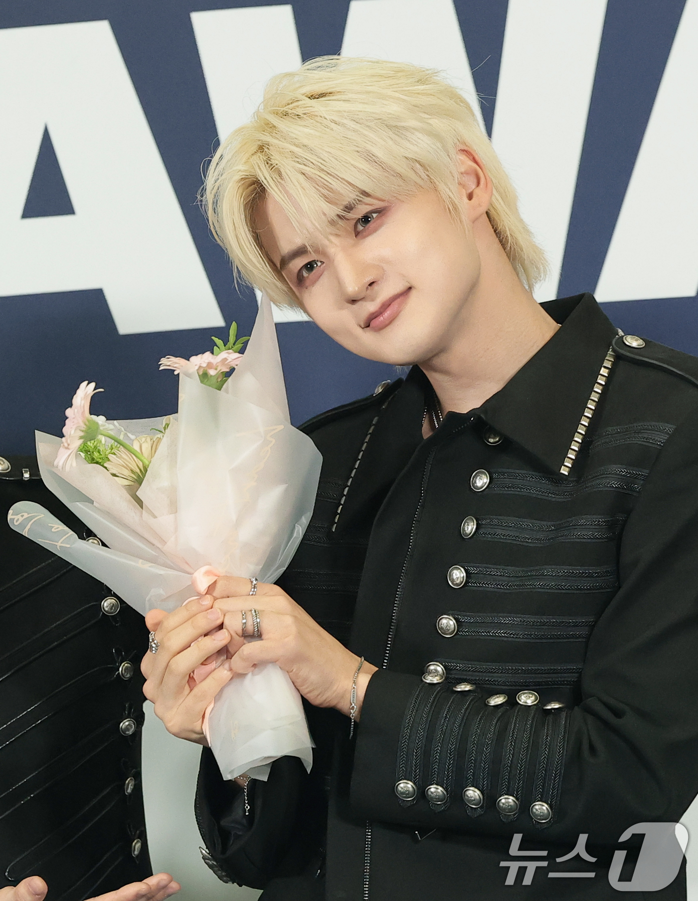 (고양=뉴스1) 권현진 기자 = 그룹 나우즈 윤이 27일 오후 경기도 고양시 일산서구 킨텍스에서 열린 ‘2026 케이 월드 드림 어워즈(2026 KWDA)’ 시상식에서 생을 선물로 …