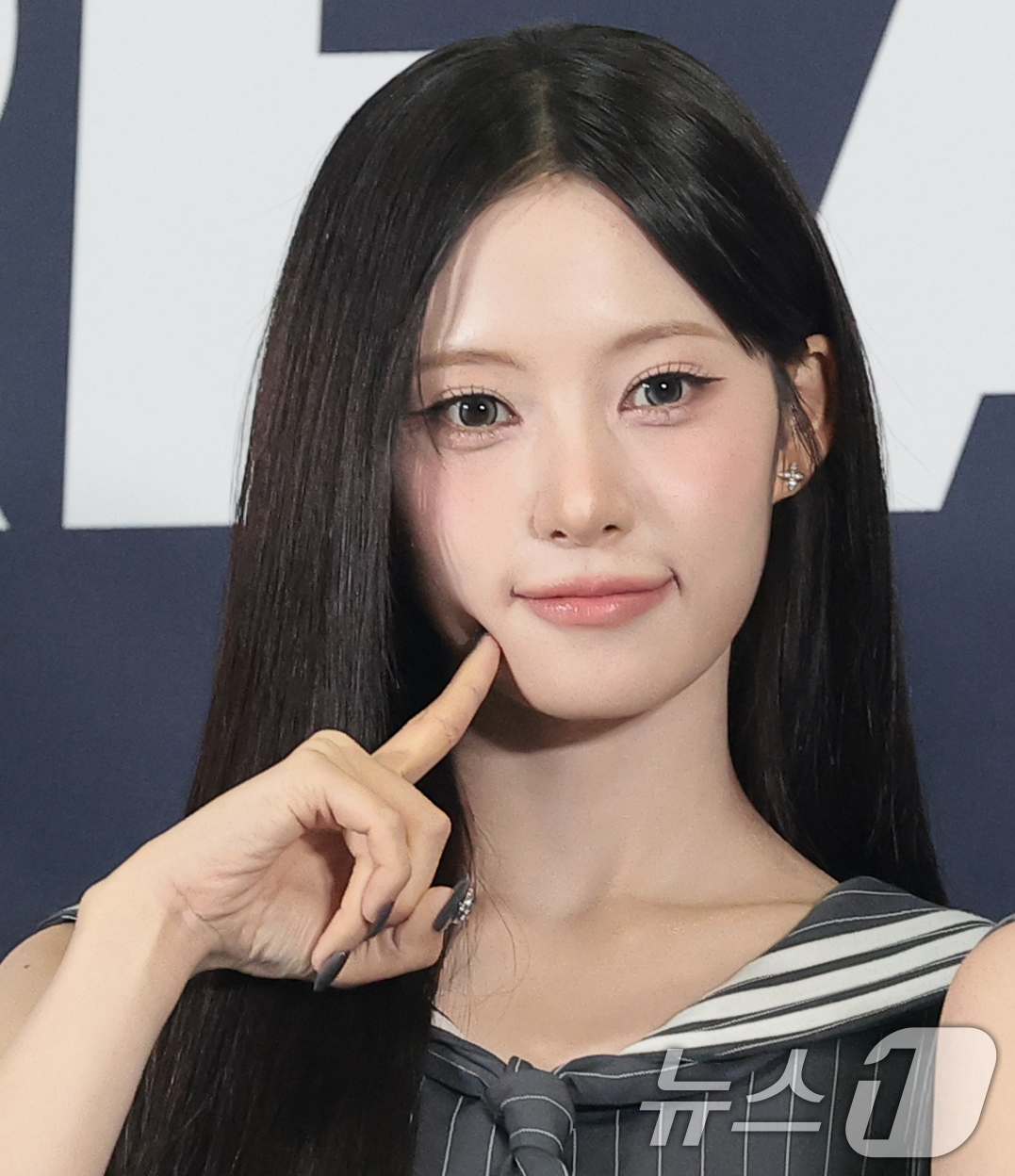 (고양=뉴스1) 권현진 기자 = 그룹 리센느 리브가 27일 오후 경기도 고양시 일산서구 킨텍스에서 열린 ‘2026 케이 월드 드림 어워즈(2026 KWDA)’ 시상식에서 포즈를 취 …