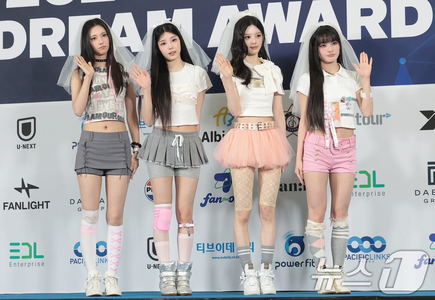(고양=뉴스1) 권현진 기자 = 그룹 아일릿 윤아(왼쪽부터)와 원희, 민주, 이로하가 27일 오후 경기도 고양시 일산서구 킨텍스에서 열린 ‘2026 케이 월드 드림 어워즈(2026 …