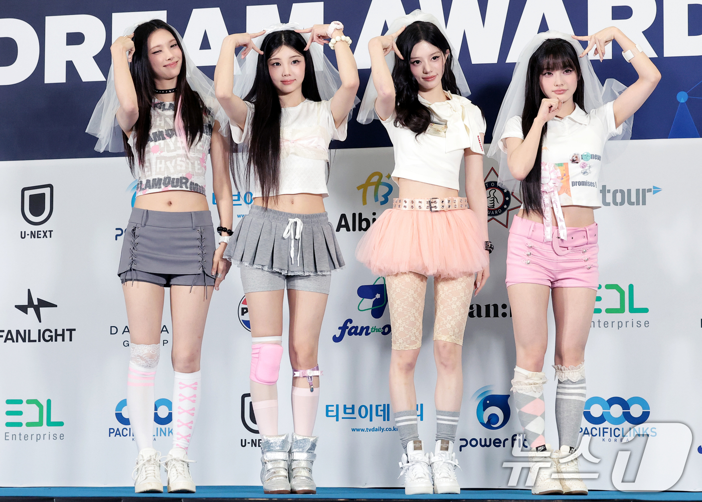 (고양=뉴스1) 권현진 기자 = 그룹 아일리스 윤아(왼쪽부터)와 원희, 민주, 이로하가 27일 오후 경기도 고양시 일산서구 킨텍스에서 열린 ‘2026 케이 월드 드림 어워즈(202 …