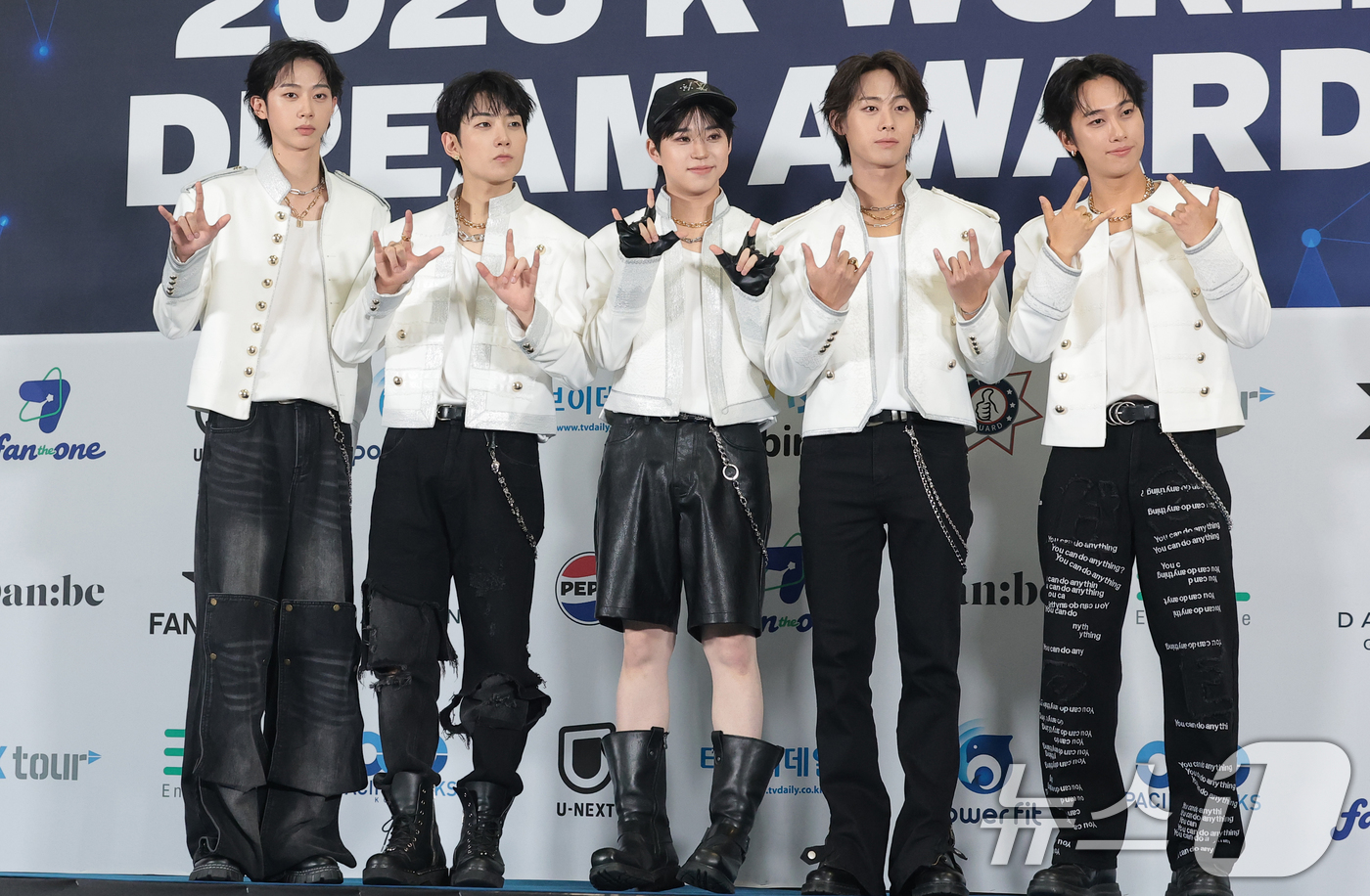 (고양=뉴스1) 권현진 기자 = 그룹 하이파이유니콘이 27일 오후 경기도 고양시 일산서구 킨텍스에서 열린 ‘2026 케이 월드 드림 어워즈(2026 KWDA)’ 시상식에서 포즈를 …
