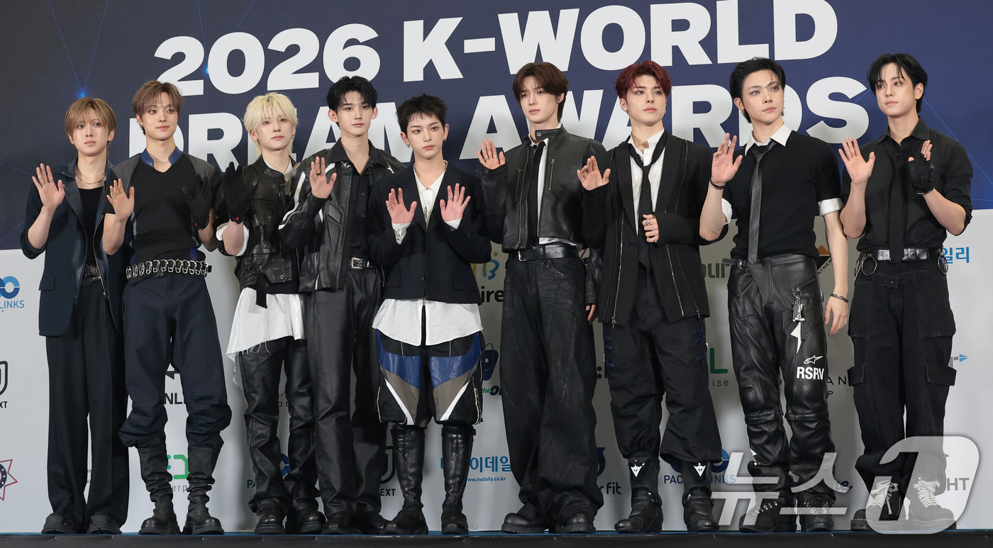 (고양=뉴스1) 권현진 기자 = 그룹 앤팀이 27일 경기도 고양시 일산서구 킨텍스에서 열린 ‘2026 케이 월드 드림 어워즈(2026 KWDA)’ 시상식에서 포즈를 취하고 있다. …