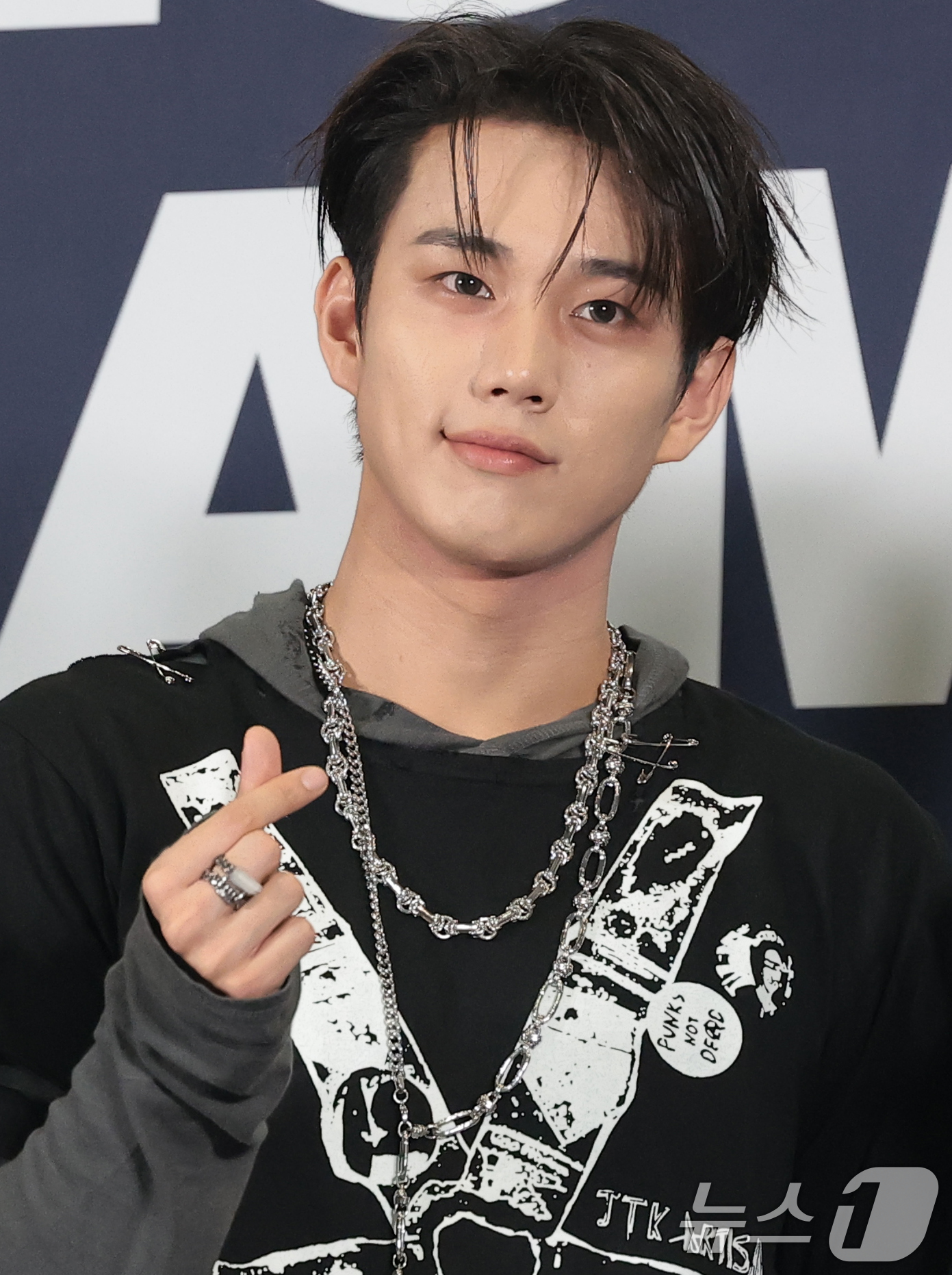 (고양=뉴스1) 권현진 기자 = 그룹 피원하모니 인탁이 27일 경기도 고양시 일산서구 킨텍스에서 열린 ‘2026 케이 월드 드림 어워즈(2026 KWDA)’ 시상식에서 포즈를 취하 …
