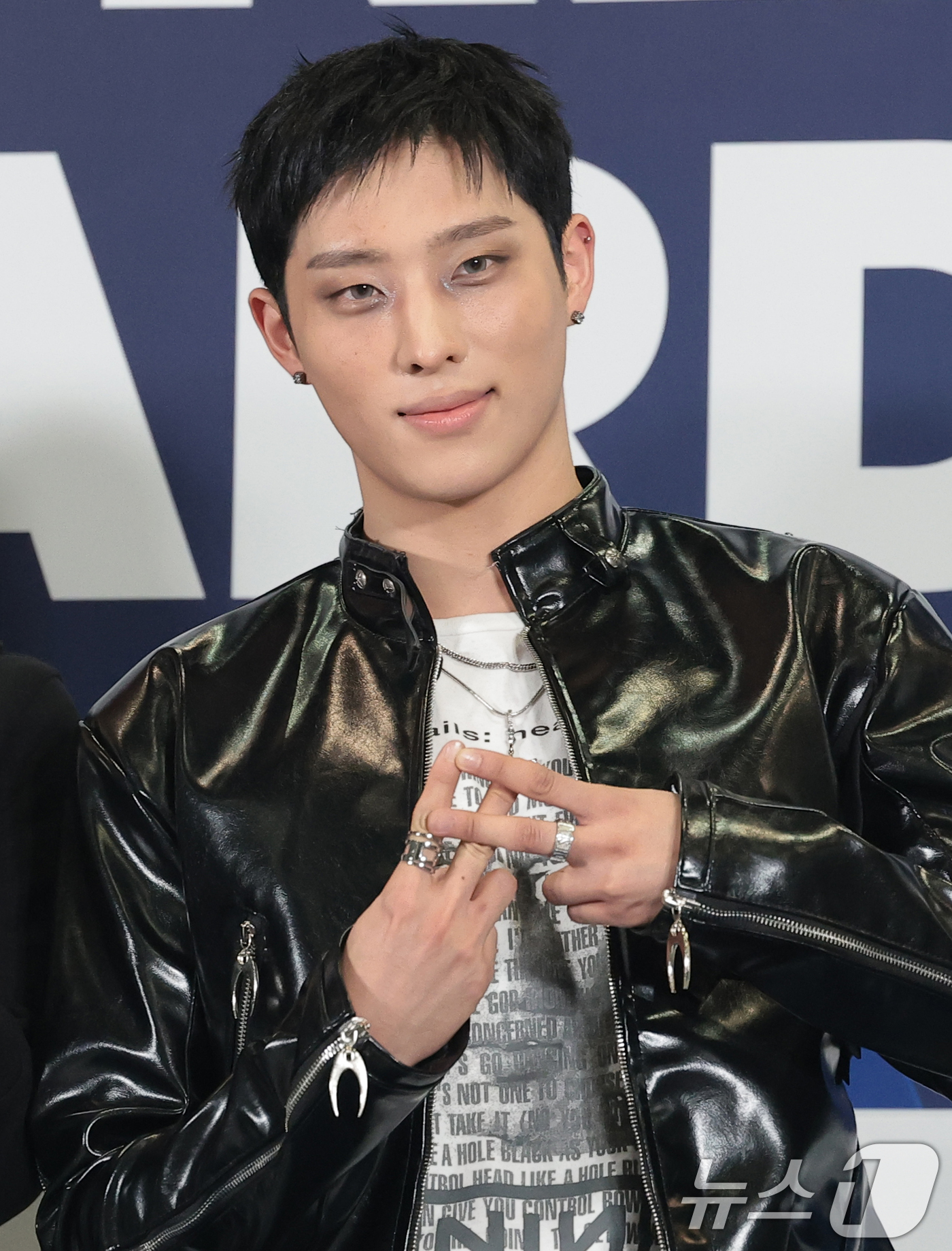 (고양=뉴스1) 권현진 기자 = 그룹 피원하모니 기호가 27일 경기도 고양시 일산서구 킨텍스에서 열린 ‘2026 케이 월드 드림 어워즈(2026 KWDA)’ 시상식에서 포즈를 취하 …